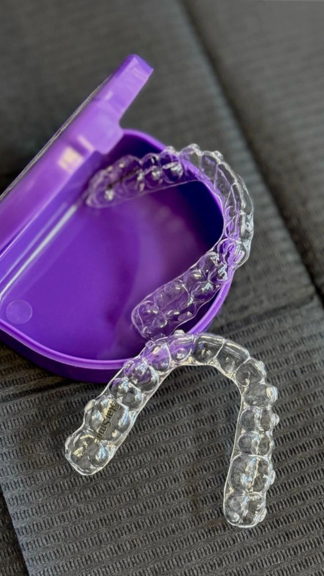 Alinhadores invisíveis Invisalign transparentes com a caixinha