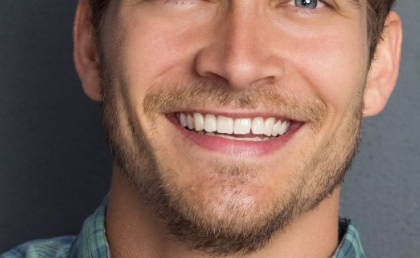 Homem sorrindo confiante com os dentes alinhados