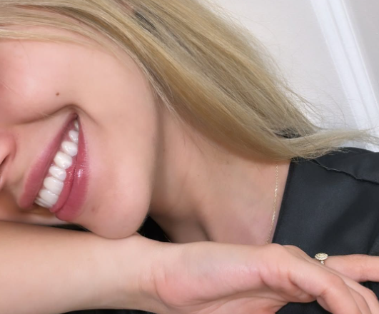 Mulher sorrindo confiante com os dentes alinhados